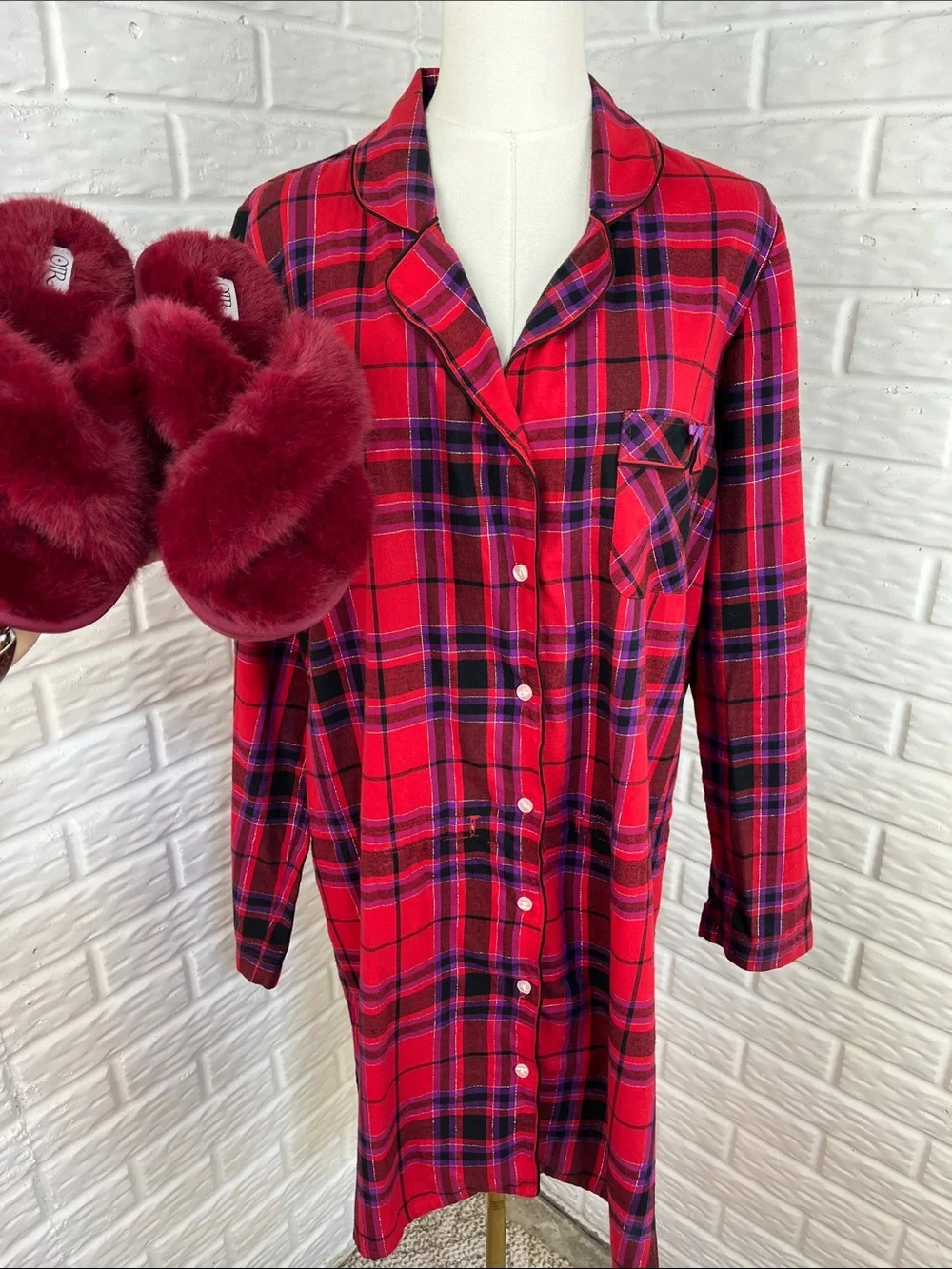 VICTORIA’S SECRET RED PLAID SLEEP SHIRT SZ MD AND OTR FUZZY SLIPPERS SZ 7-8